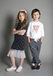 Modelos mirins vestindo peças de coleção. Desenvolvimento e produção de coleções de moda infanto-juvenil.