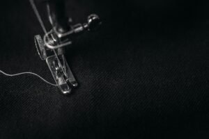 Agulha de máquina de costura industrial. Tecnologia de costura para terceirização e resistência de peças.